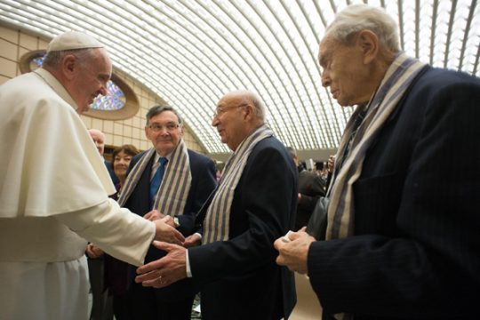 Papst Franziskus empfängt Auschwitz-Überlebende