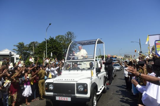 Papst Franziskus begrüßt die Menschenmenge auf dem Weg nach Colombo