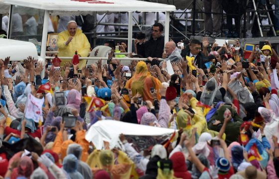 Trotz Regen warteten tausende Menschen in Manila auf Papst Franziskus