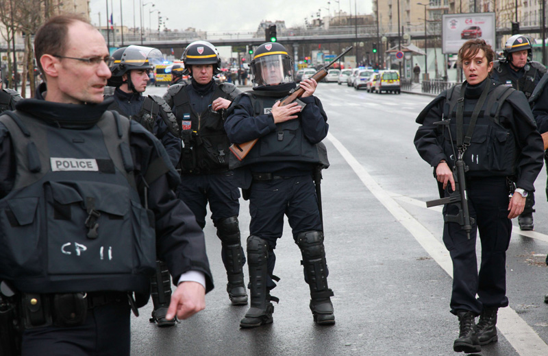 Die französische Polizei hat die beiden Geiselnahmen durch islamistische Terroristen im Raum Paris beendet