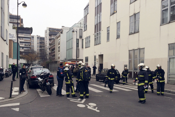 Nach Anschlag: Polizei und Rettungsdienste vor dem Gebäude des islamkritischen Satiremagazins "Charlie Hebdo" in Paris
