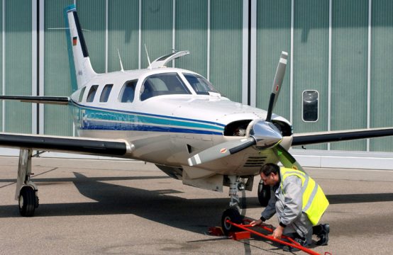 Mädchen überlebt Absturz einer zweimotorigen Piper (Illustrationsbild)