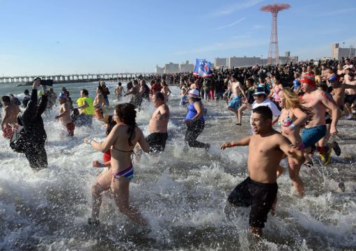 Bereits seit mehr als 100 Jahren findet am Neujahrstag der sogenannten "Polar Bear Plunge" statt