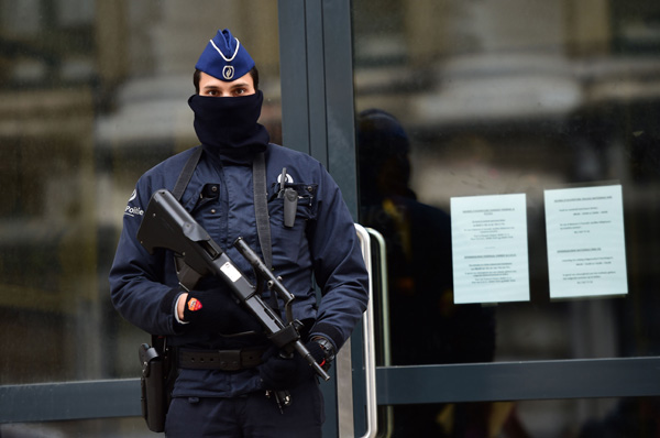 Polizist vor dem Hauptquartier der Föderalpolizei in Brüssel