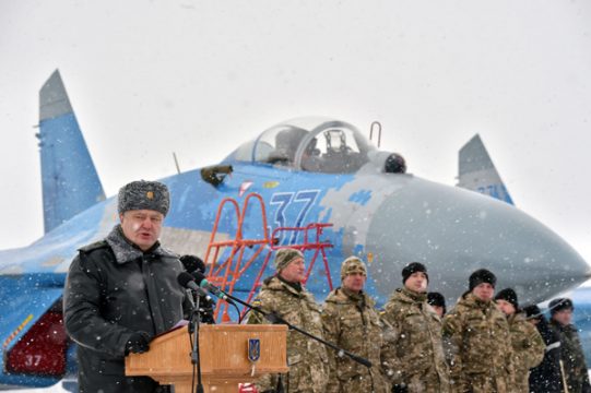 Präsident Petro Poroschenko (l.) bei der Übergabe von weiterem schwerem Kriegsgerät