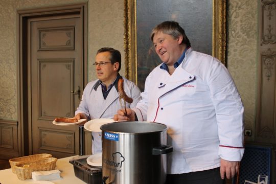 Karls Zeiss (rechts) mit der beliebten Karlswurst