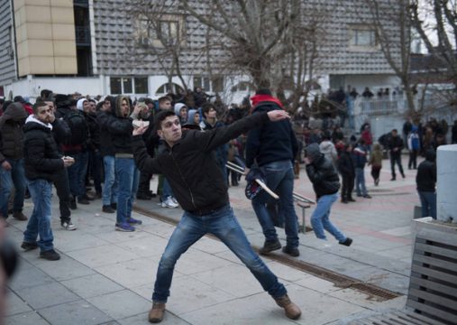 Demonstrant wirft bei einer Demonstration in Pristina einen Stein auf das Regierungsgebäude (241.)