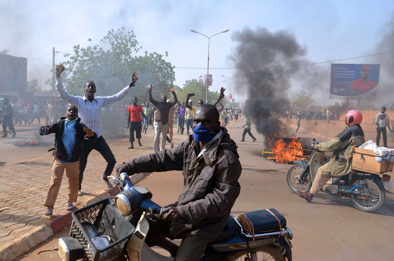 Menschen demonstrieren gegen die neue Charlie Hebdo-Ausgabe in Niamey