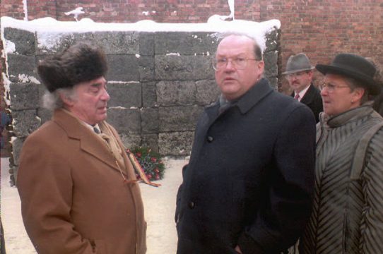 Tobias Schiff mit dem damaligen Premier Jean-Luc Dehaene und dessen Gattin bei dem Besuch im Vernichtungslager Auschwitz-Birkenau 1995