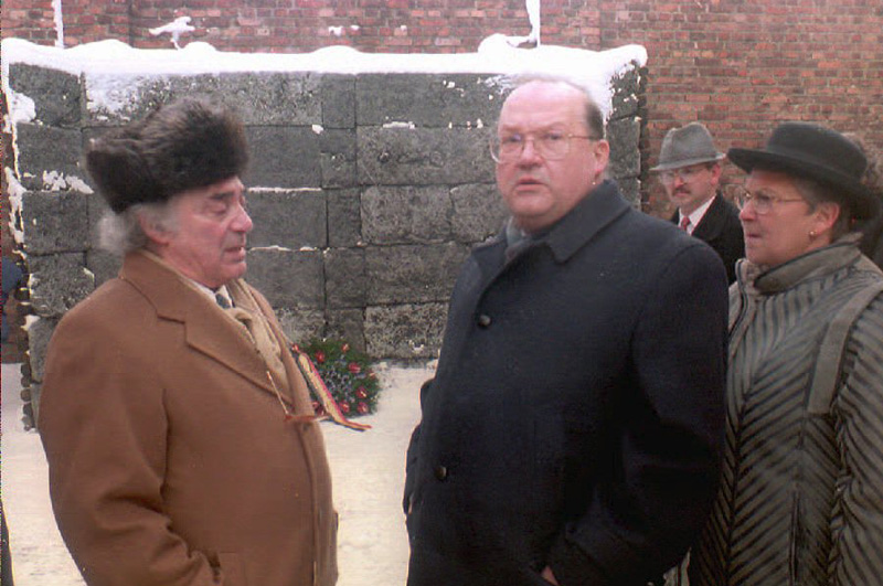 Tobias Schiff mit dem damaligen Premier Jean-Luc Dehaene und dessen Gattin bei dem Besuch im Vernichtungslager Auschwitz-Birkenau 1995