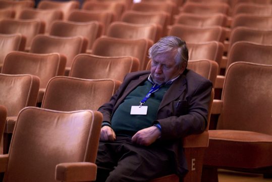 Mann nutzt Pause für kleines Nickerchen