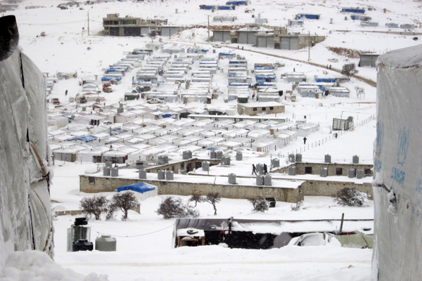 Libanesisches Flüchtlingscamp an der syrischen Grence liegt unter einer dicken Schneedecke