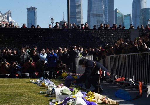 Menschen legen Blumen am Unglücksort nieder