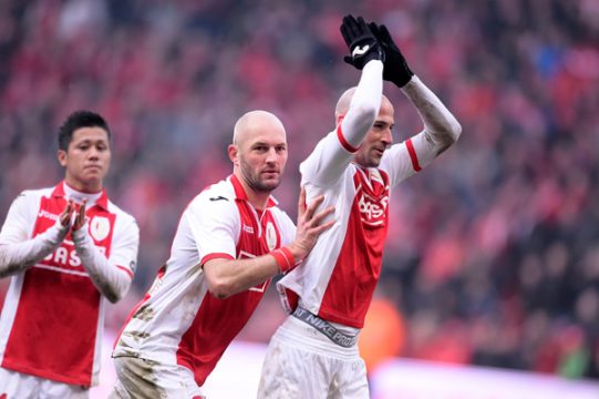 Die Standard-Spieler Yuji Ono, Jelle Van Damme und Laurent Ciman (vlnr)