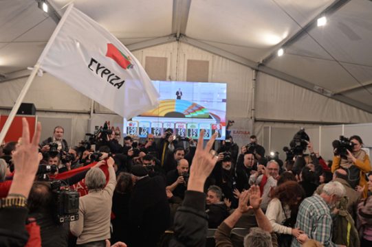 Syriza-Anhänger in Athen feiern ihren vorläufigen Wahlsieg