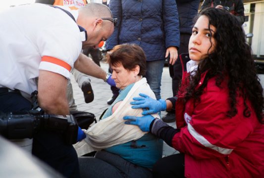 Nach Messerattacke: Rettungskräfte kümmern sich um eine verletzte Buspassagierin in Tel Aviv