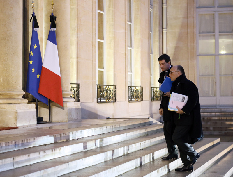 Premierminister Manuel Valls und Innenminister Bernard Cazeneuve vor dem Elysée