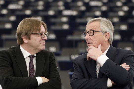 Guy Verhofstadt und Jean-Claude Juncker am Dienstag im Europaparlament in Straßburg
