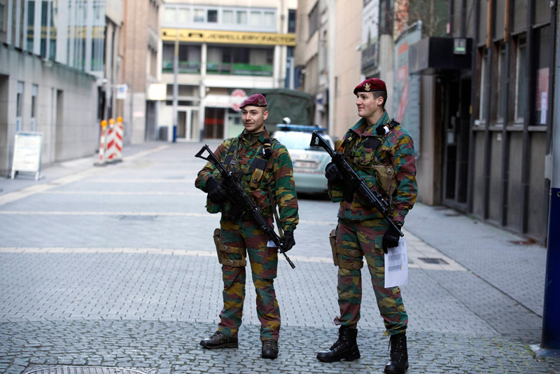 Soldaten der belgischen Armee bewachen die Antwerpener Innenstadt (17.01.)