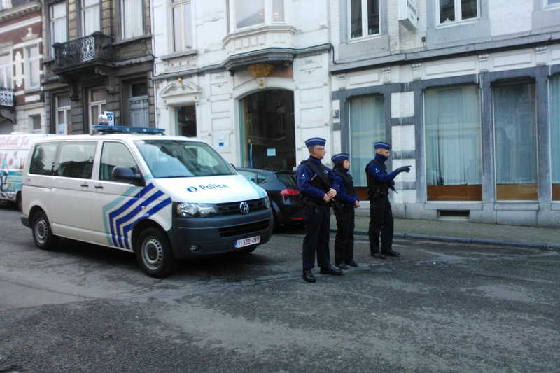 Nach dem Anti-Terror-Einsatz: Polizisten sichern die rue de la Colline in Verviers (Freitagmorgen)