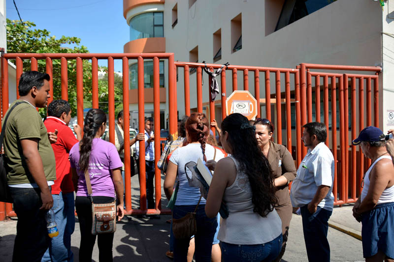 Zahlreiche Menschen warteten am Samstag vor dem Krematorium in Acapulco, um Informationen über die dort gelagerten 60 Leichen zu erhalten
