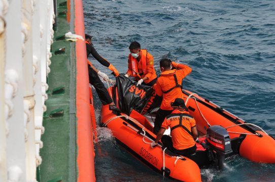 AirAsia-Absturz: Bislang wurden nach offiziellen Angaben 93 Leichen geborgen (Bild vom 2.2.)