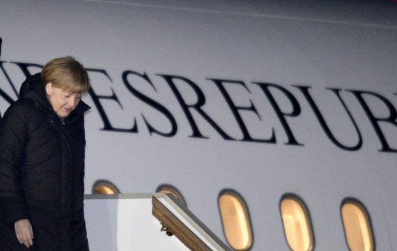 Angela Merkel bei der Ankunft auf dem Regierungsflughafen Wnukowo-2
