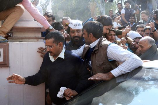 Der AAP-Gründer und wahrscheinliche nächste Regierungschef Delhis, Arvind Kejriwal (l.)