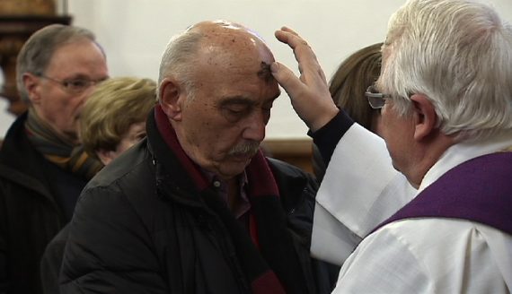 Das Aschenkreuz am Aschermittwoch eröffnet die christliche Fastenzeit (hier in der Eupener Bergkappelle