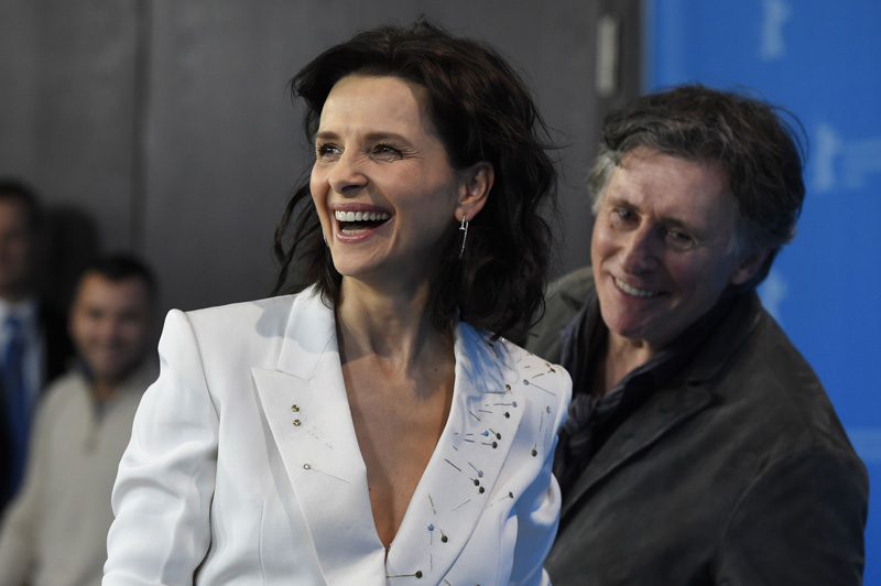 Juliette Binoche mit Schauspiel-Kollege Gabriel Byrne bei der Eröffnung der Berlinale