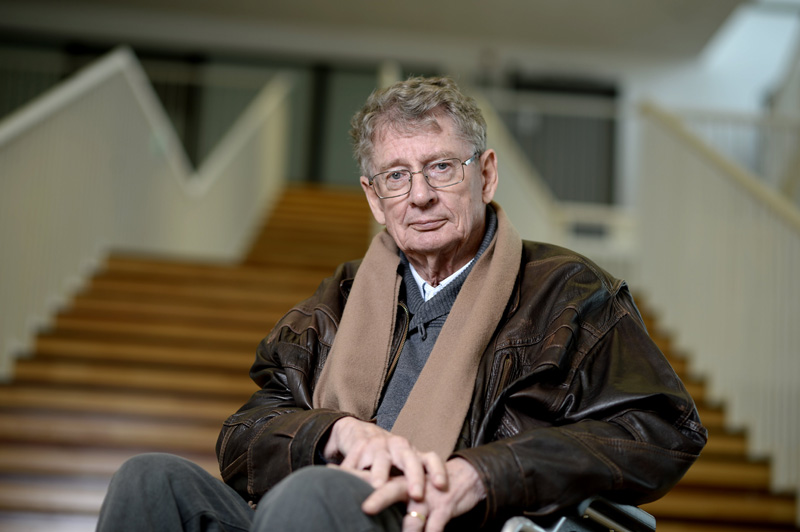 Schriftsteller André Brink hat am 2. Februar an der UCL in Neu-Löwen die Ehrendoktorwürde erhalten