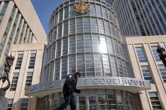 FBI fasst angebliche Dschihadisten - Polizist vor dem Bundesgerichtsgebäude in Brooklyn