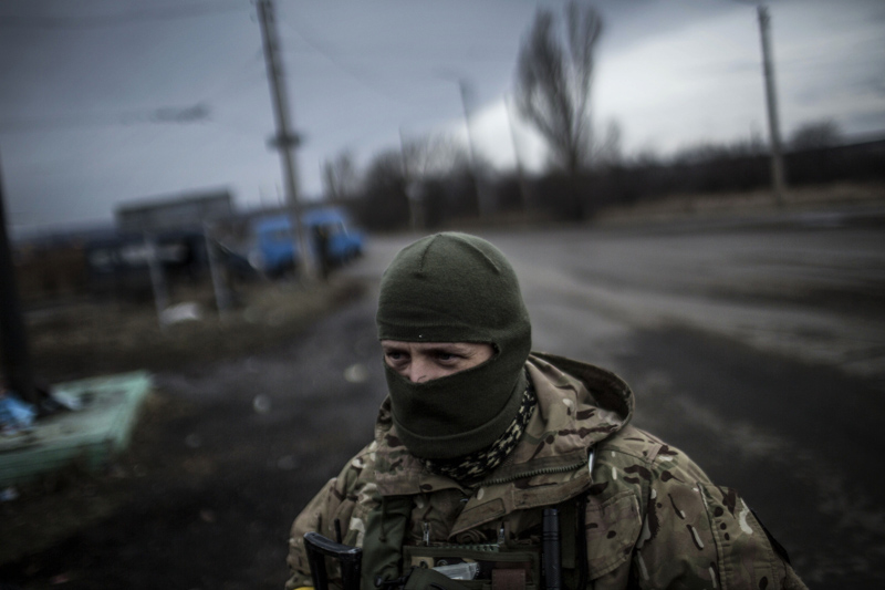 Ein ukrainischer Soldat beobachtet eine Straße zwischen Debalzewo und Artemivsk