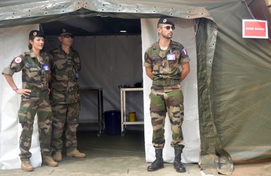 Im Kampf gegen Ebola haben eine Reihe von Staaten Soldaten in die betroffenen Länder geschickt (Bild: Französisches Militär in Conakry, Guinea)