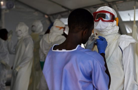 Mitarbeiter im Ebola-Behandlungszentrum von Kenema, Sierra Leona (November 2014)