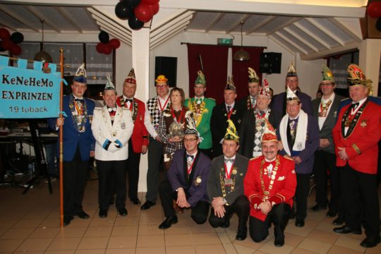 In der Mitte erkennt man das Unternehmerpaar Pascal und Sonja Bauens