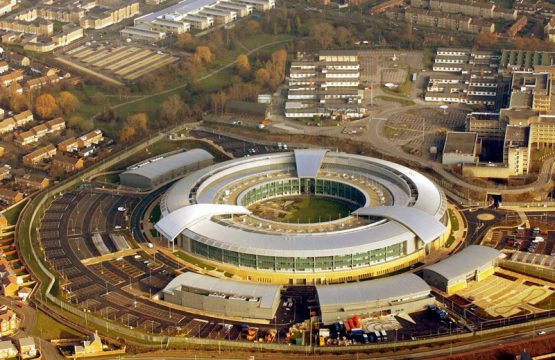 Der US-Abhördienst NSA und der britische Auslandsgeheimdienst GCHQ (Bild) haben offenbar in großem Stil Verschlüsselungscodes für Handy-SIM-Karten gestohlen