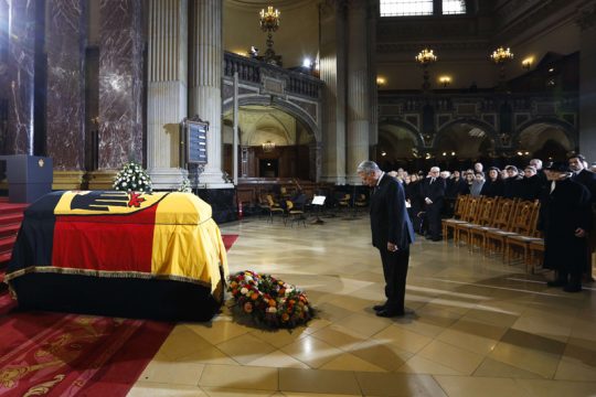 Joachim Gauck verneigt sich vor dem Sarg von Richard von Weizsäcker