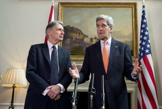 Philip Hammond und John Kerry in London