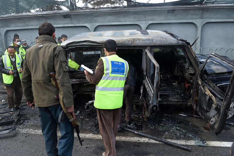 Afghanische Sicherheitsleute untersuchen den explodierten Wagen in der Nähe der türkischen Botschaft in Kabul