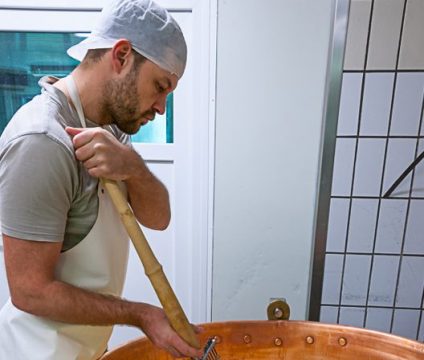 Andreas Keul produziert Biokäse in Weismes