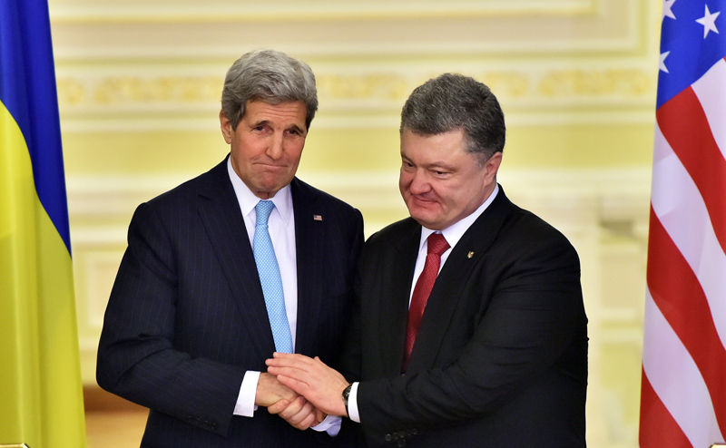 US-Außenminister John Kerry mit dem ukrainischen Präsident Petro Poroschenko