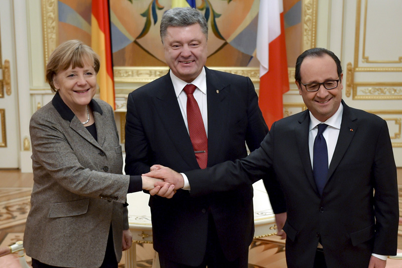 Bundeskanzlerin Angela Merkel und Frankreichs Präsident François Hollande beim ukrainischen Präsidenten Petro Poroschenko