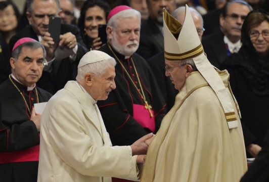 Papst Franzikus begrüßt seinen Vorgänger, den emeritierten Papst Benedict XVI