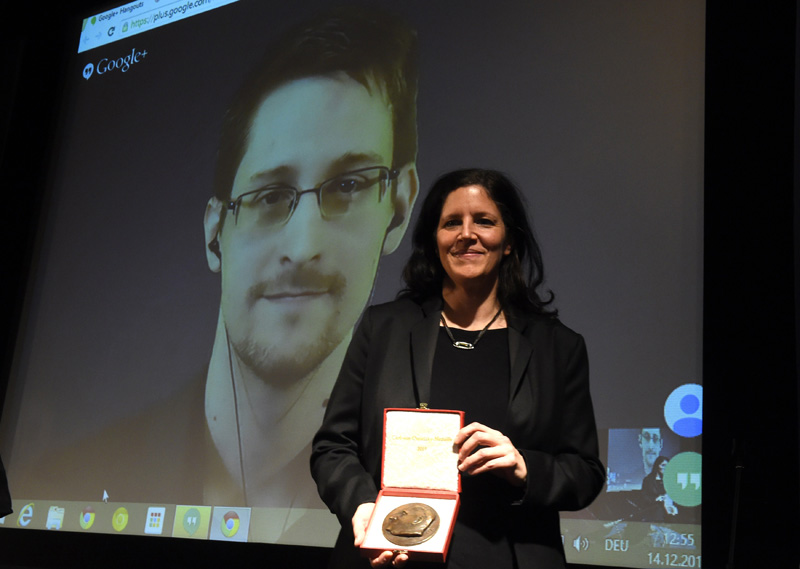 Regisseurin Laura Poitras mit der "Carl von Ossietzky"-Medaille, die sie im Namen von Edward Snowden von der nternational League for Human Rights in Berlin entgegen nahm