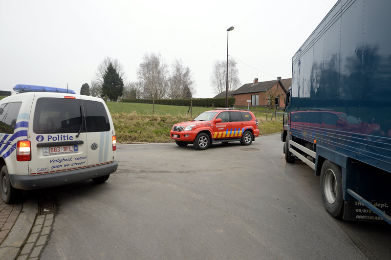 Nach Brand: Polizei und Feuerwehr in der Nähe des Unglücks in Lennik (11.2.)