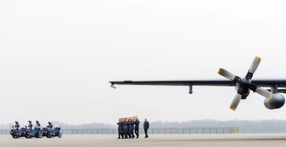 Niederländische Soldaten tragen am Flughafen in Eindhoven den Sarg von einem der MH17-Opfer