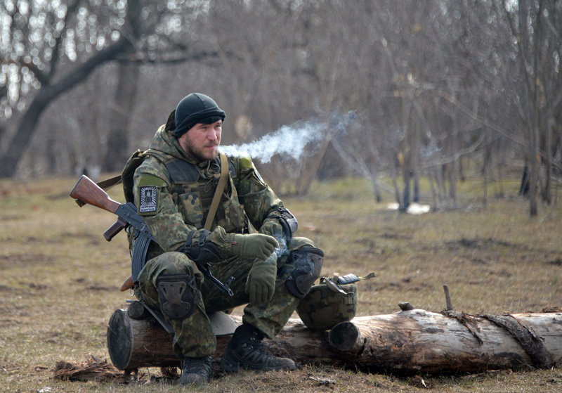 Kämpfer der ukrainischen Freiwilligentruppe von Azov in der Nähe von Mariupol (27.2.)