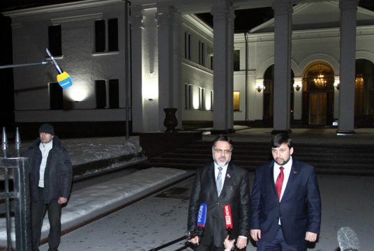 Wladislaw Dejnego und Separatistensprecher Denis Puschilin nach den Gesprächen am Dienstagabend in Minsk