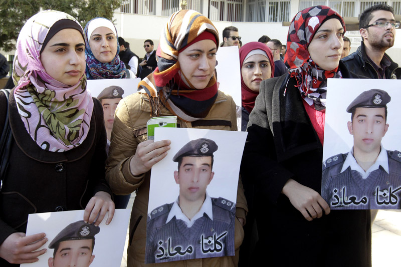 Anwar Tarawneh (Mitte) trauert um ihren verstorbenen Mann, den jordanischen Piloten Maaz al-Kassasbeh